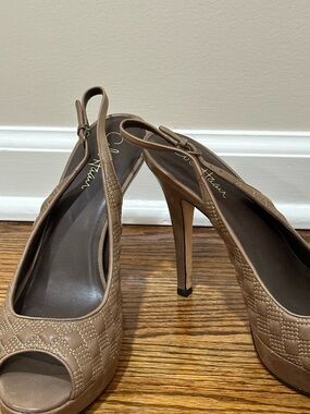 COLE HAAN STEPHANIE NIKE AIR QUILTED SLING GREIGE PEEP TOE HEELS. 10.